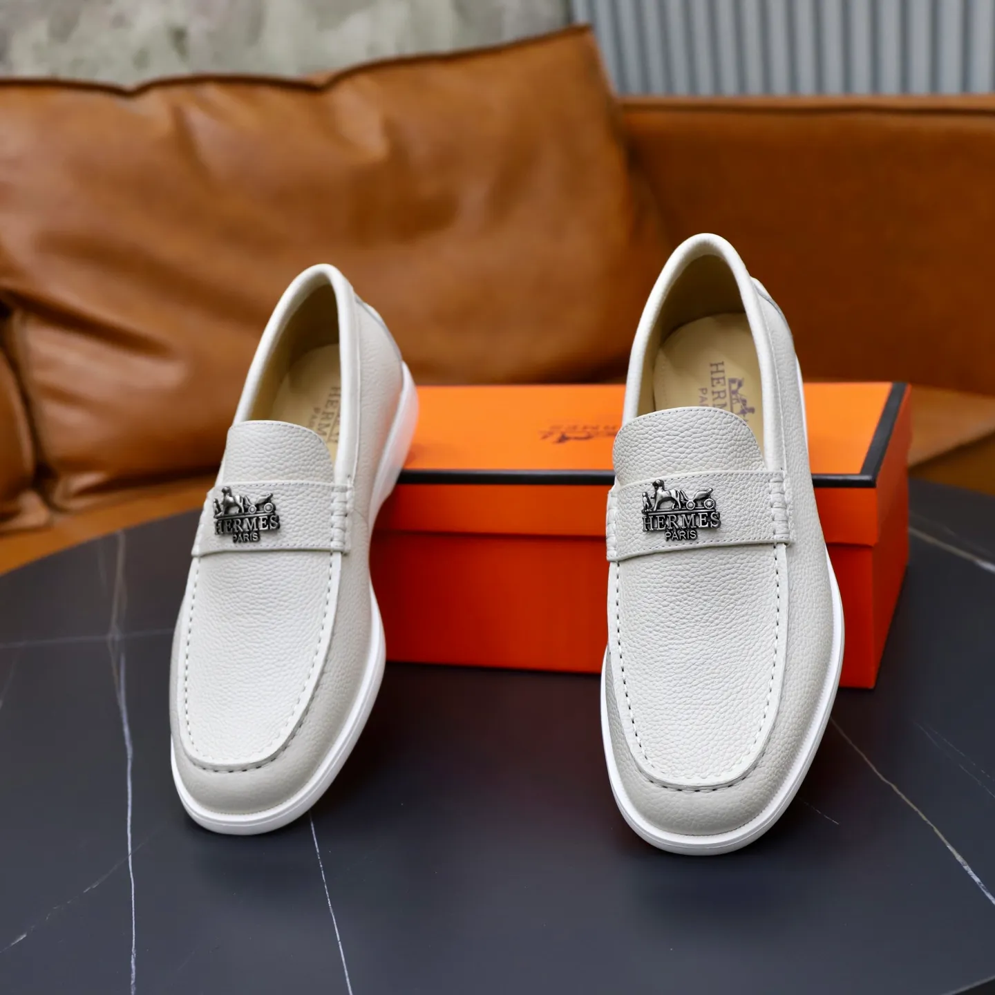 Ex-factory price: 560💰Hermès/Hermès slip-on men's shoes. This shoe is made of imported pebbled cowhide. It has simple and smooth lines and is combined with aerodynamically designed 3CM rubber foam ultra-light soles! Youthful and fashionable, classic H-shaped hardware buckle decoration, calf lining gently wraps the feet, with logo cowhide feet, casual and urban style, highlighting youthful vitality, sports and leisure version, super versatile, code number: 38-39-40-41-42-43-44 standard leather shoe size (45 can be customized but does not support returns)